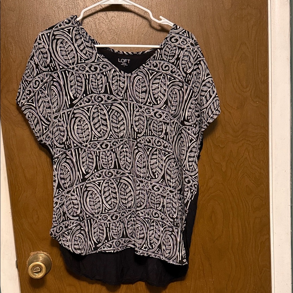 LOFT Black and White Patterned V-Neck Short Sleeve Tunic Size L